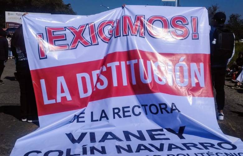 Alumnos de Upotec Bloquean acceso a Otzolotepec en protesta por presuntos malos manejos de la rectora.