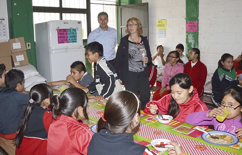 Entrega alcalde apoyo a desayunadores escolares