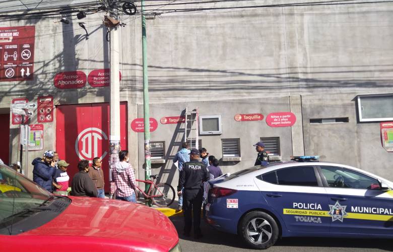 Mantienen autoridades de Toluca operativos contra revendedores en el Nemesio Diez 