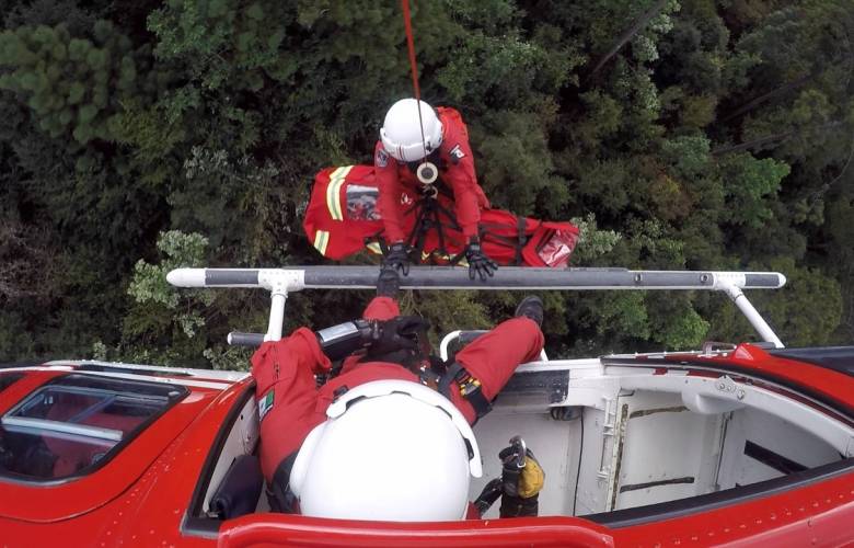 Rescata grupo relámpagos a mujer que cayó en parapente 