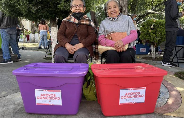 Entrega Liz Sandoval apoyos alimentarios en San Antonio La Isla