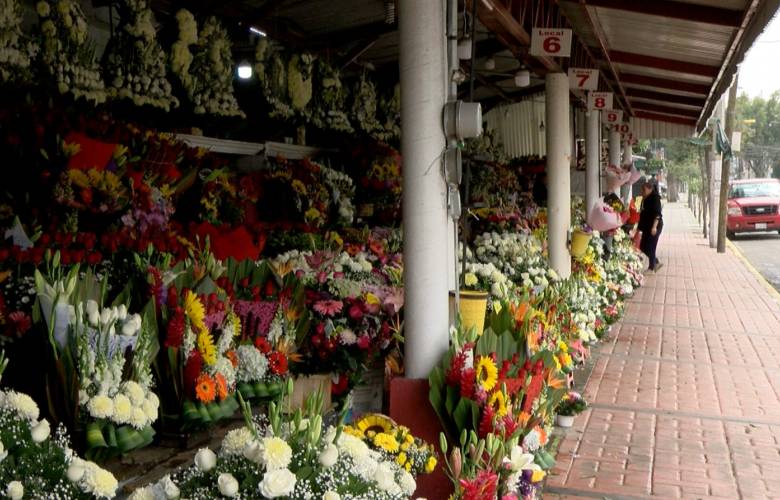Vendedores de flor registran pérdidas por cierre de Panteón General en Toluca