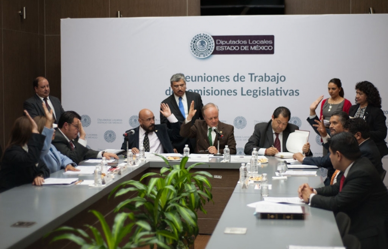 Otorgar concesiones de transporte público únicamente a sociedades  mercantiles mexicanas, aprueban comisiones
