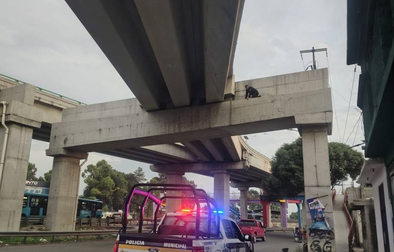Cuerpos de emergencia de Ecatepec rescatan a gatito atrapado en la Autopista Siervo de la Nación