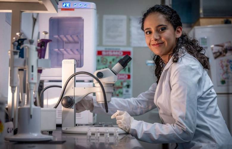 Estudiante de UAEMéx analiza posibilidades de reparación celular para tratamiento de lesiones de médula espinal