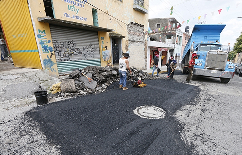 Refuerzan programa de bacheo en territorio toluqueño