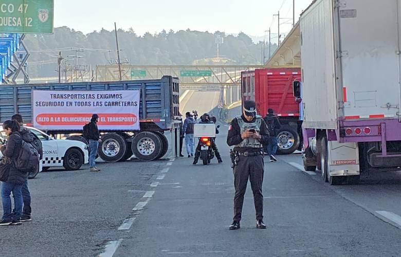 Cumplen transportistas y agricultores con bloqueos de carreteras este lunes