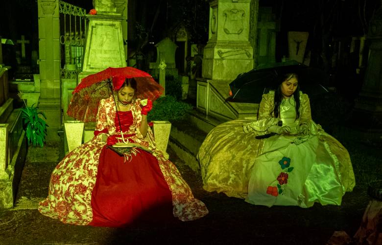 Arrancaron recorridos nocturnos por el Panteón de La Soledad en Toluca