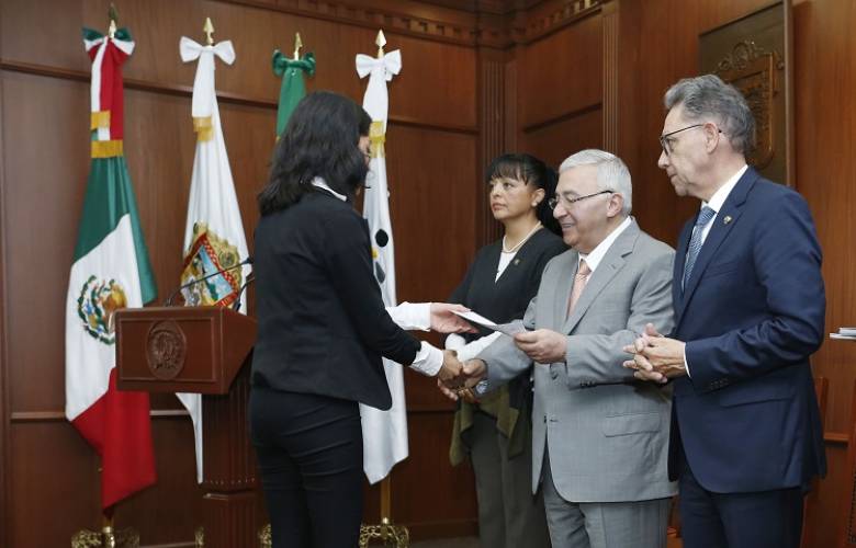 Fundación uaeméx entregó 49 becas de titulación y manutención