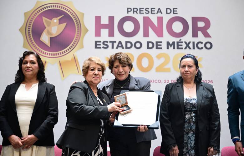 Reconoce Delfina Gómez trayectoria de maestras y maestros con entrega de preseas estatales