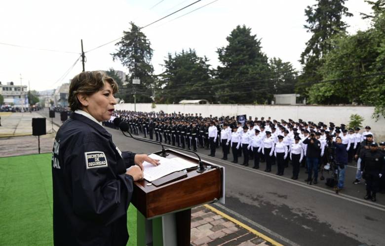 Delfina Gómez pasó revista y tomó el mando de la policía estatal previo al desfile