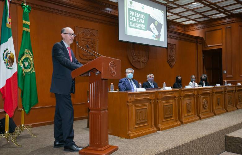 Egresados UAEMéx obtienen el Premio CENEVAL 