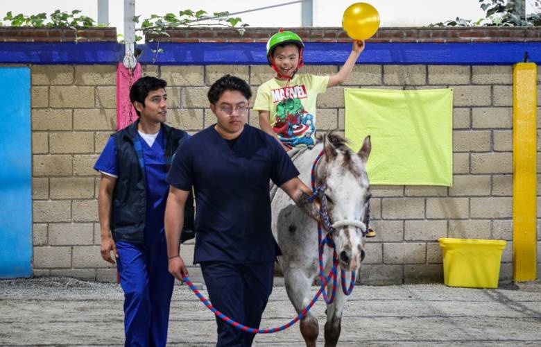 Atiende Asistencia Privada del EdoMéx a infantes con Síndrome de Down a través de equinoterapia