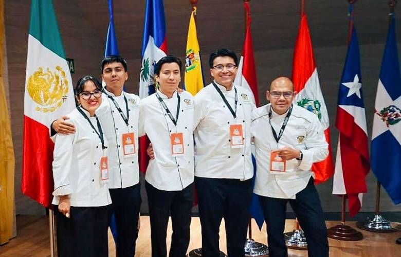 Estudiantes y docentes de UAEMéx ganaron Concurso de Gastronomía y Servicio, en Medellín, Colombia