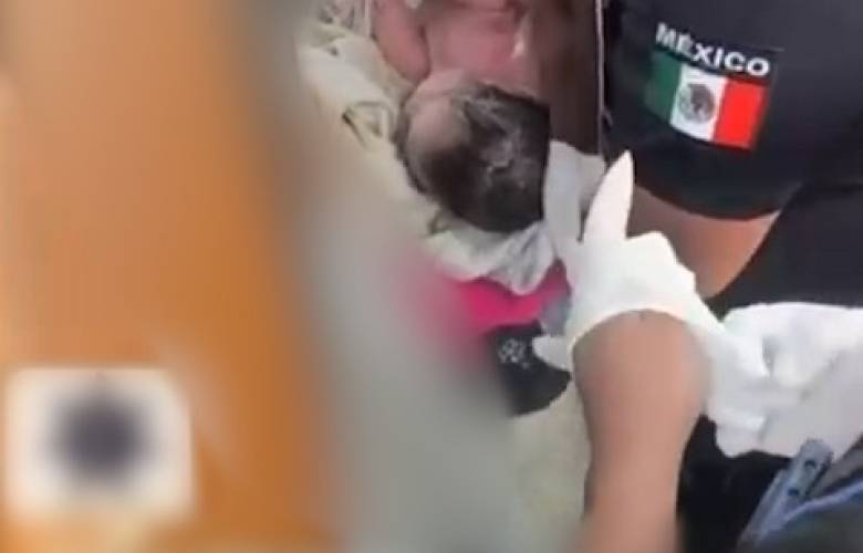 Policías de Ecatepec apoyan a mujer con parto repentino afuera de hospital