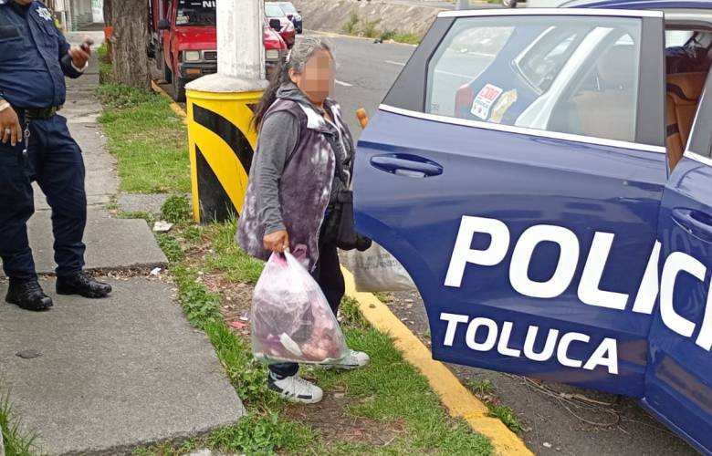Detienen en Toluca a mujer por tirar basura en la vía pública