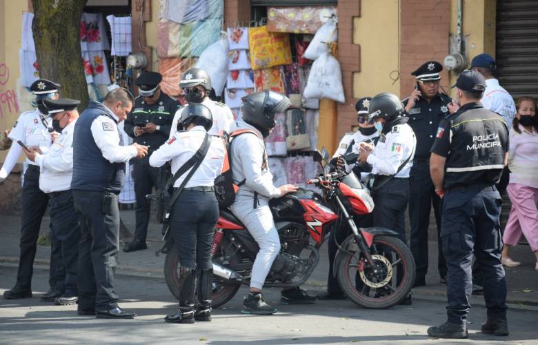 Detiene policía de Toluca motocicletas sin placas y autos con vidrios polarizados para frenar delincuentes 