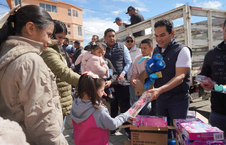 Enrique Vargas entrega juguetes a más de mil niñas y niños de Huixquilucan 