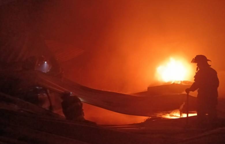 Combaten incendio en fábrica de plásticos en Ecatepec con amplio despliegue de emergencia
