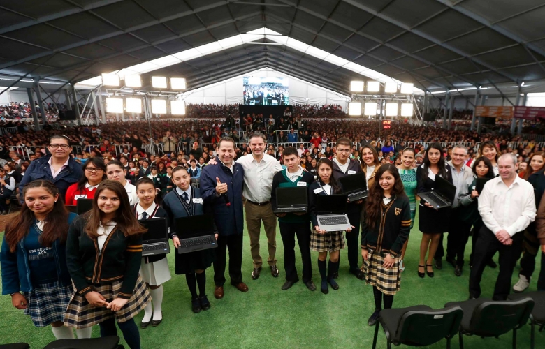 Anuncia eruviel ávila entrega de mil 700 becas al extranjero para universitarios mexiquenses