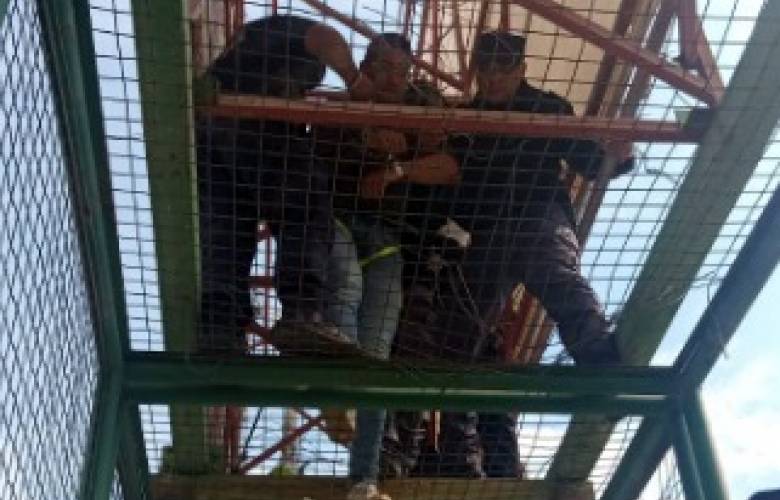 Bomberos de Ecatepec apoyan en rescate de intento de suicidio