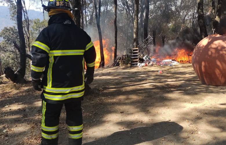  Explosión en la comunidad de San Jacinto La Unidad de Rescate de Huixquilucan encontró a tres personas en el lugar, entre las cuales se encuentra una persona fallecida, de la que aún se desconocen sus características físicas hasta el momento.