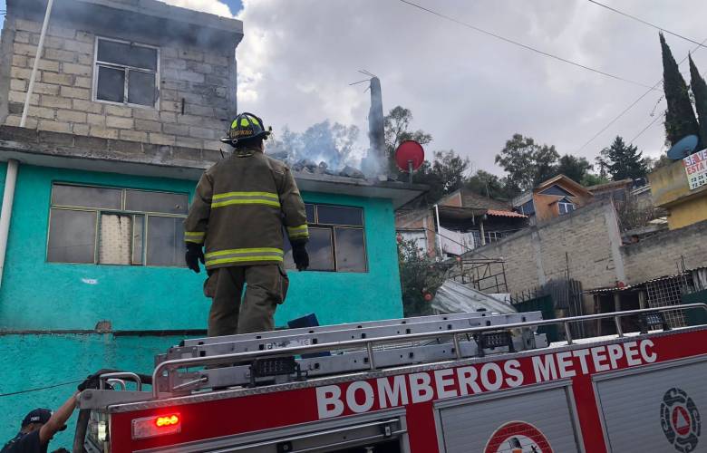 Atienen cuerpos de emergencia explosión de polvorín clandestino en Metepec