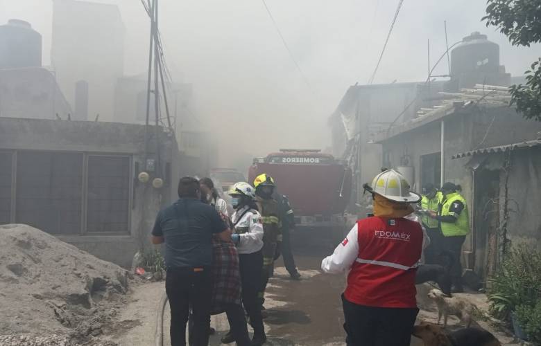 Incendio de bodega de en Toluca deja 8 intoxicados