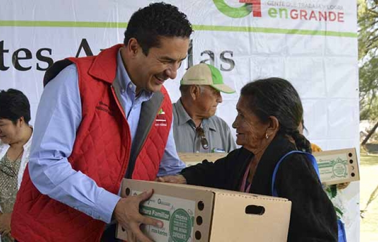 Entregan 2,200 canastas avícolas 