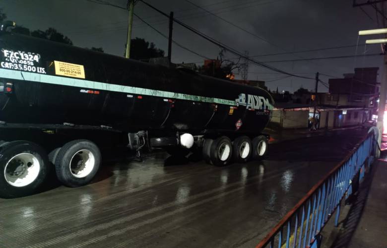 Bomberos de Ecatepec atienden derrame de asfalto en San Isidro Atlautenco, tras choque de pipa