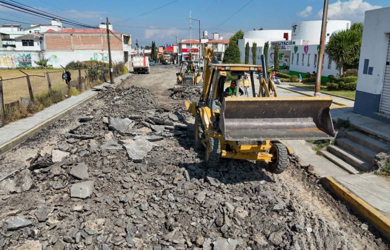 Repavimenta Gobierno municipal vialidades en San Pablo Autopan y consolida paso a paso la transformación de la capital del Estado de México con visión a futuro
