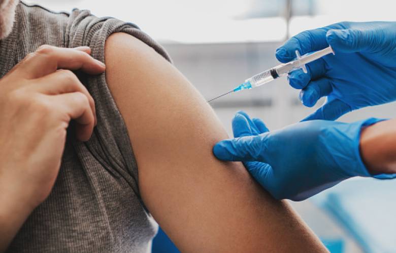 Aplicarán vacuna de refuerzo contra COVID-19 para adultos de 50 a 59 años den 87 municipios del Edoméx.