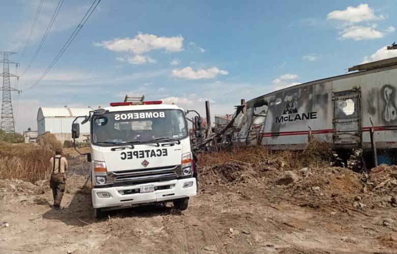 Bomberos mantienen vigilancia en fábrica incendiada de Xalostoc