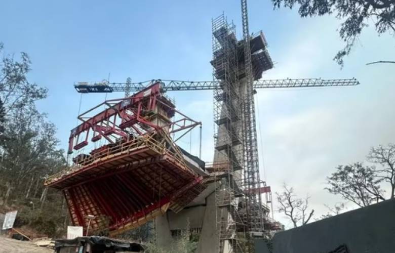 Muere trabajador al caer de una estructura en obras del Tren México-Toluca, hay otro herido