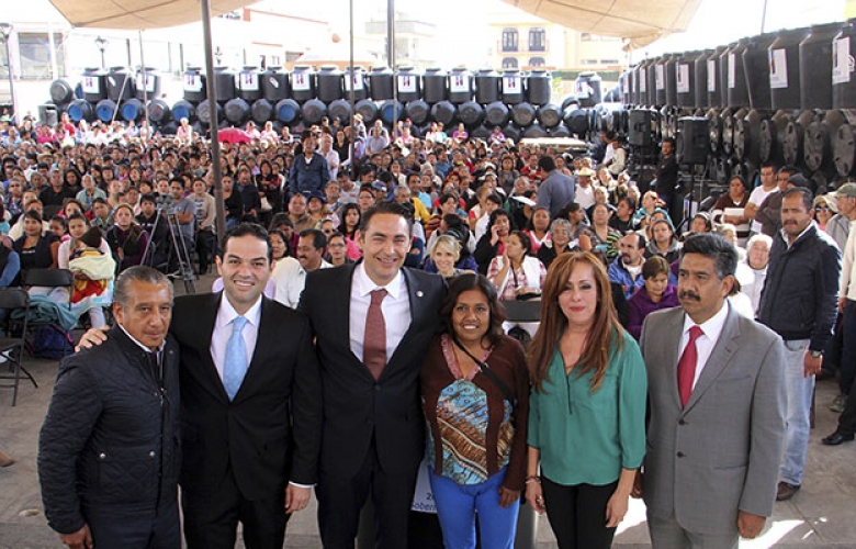 Entregan tinacos en huixquilucan
