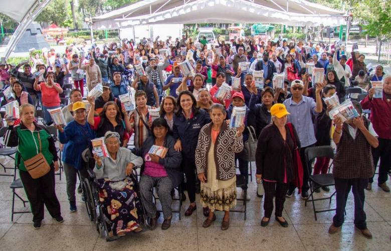 Beneficia Paola Jiménez a 500 personas adultas mayores con la entrega de kits de medicamento