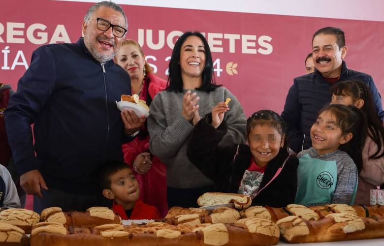 Secretario General de Gobierno, Horacio Duarte Olivares entrega juguetes a niñas y niños