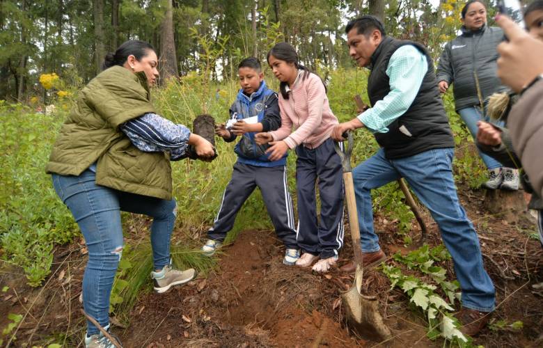 Gobierno del Estado de México se une con estudiantes de Xonacatlán en actividad de reforestación
