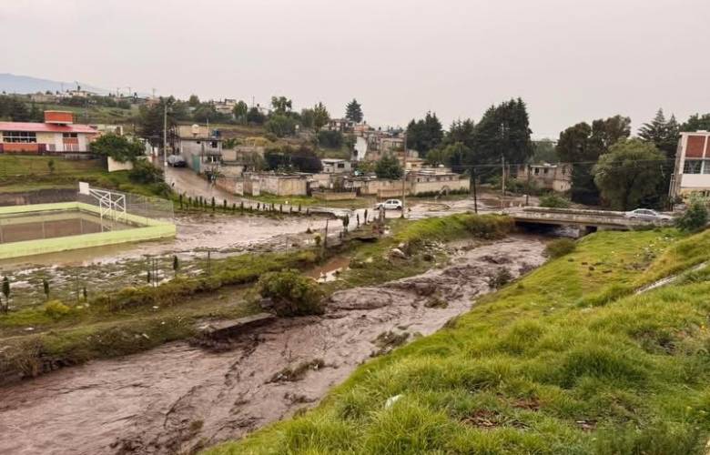 Atiende Zinacantepec desbordamiento del Río Tejalpa tras intensa lluvia en la región de San Pedro Tejalpa