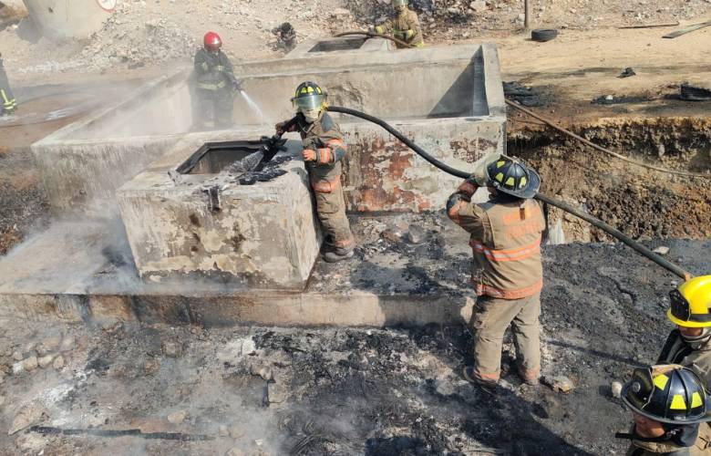 Bomberos de Ecatepec sofocan incendio en lumbrera de río de Los Remedios