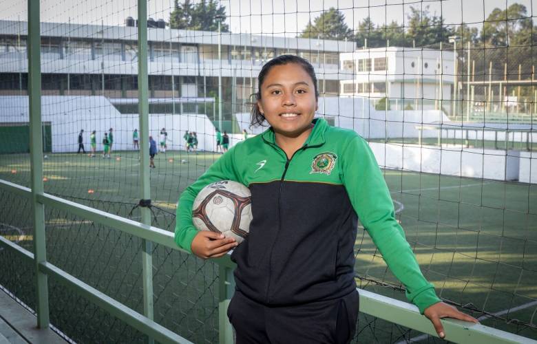 Del fútbol bardas al frontball: la ruta ganadora de Kika Mondragón, egresada de la UAEMéx
