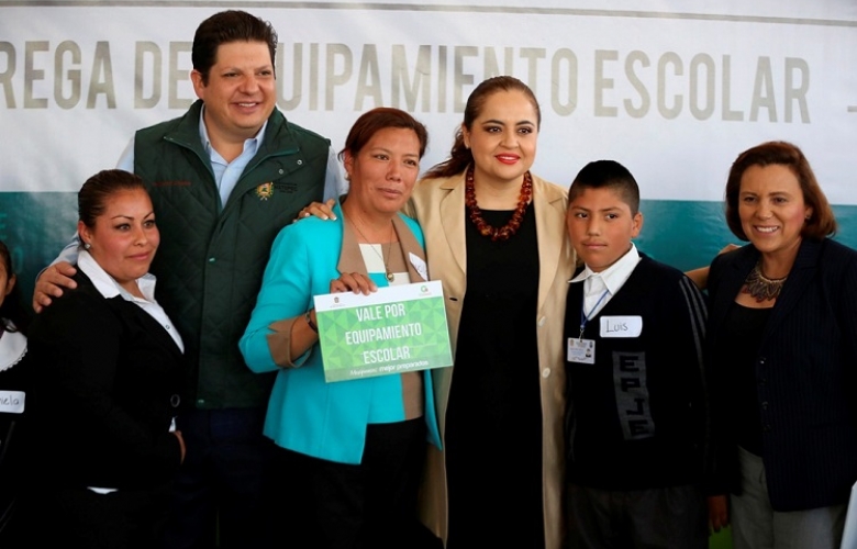 Firma juan zepeda registro como precandidato a la gubernatura mexiquense