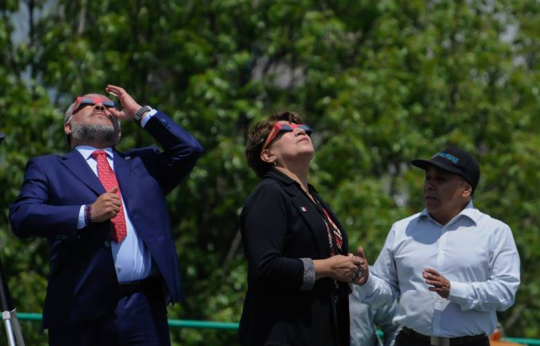 Se suma Gobernadora a contemplar el eclipse afuera de Palacio de Gobierno