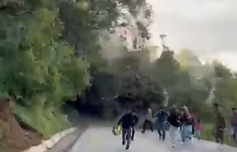 Derrumbe en carretera Ixtapan de la Sal-Coatepec Harinas deja cinco heridos