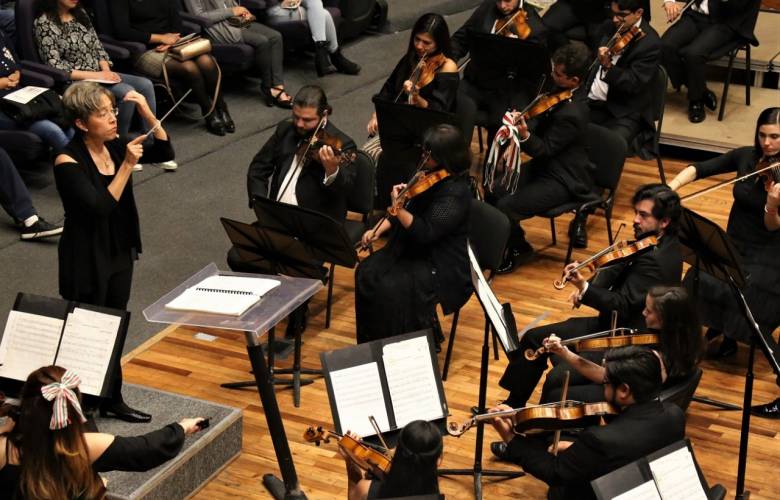 Celebra orquesta filarmónica el mes de la patria