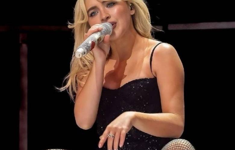 Deslumbra Sabrina Carpenter en Coachella con show lleno de música, humor y polémica