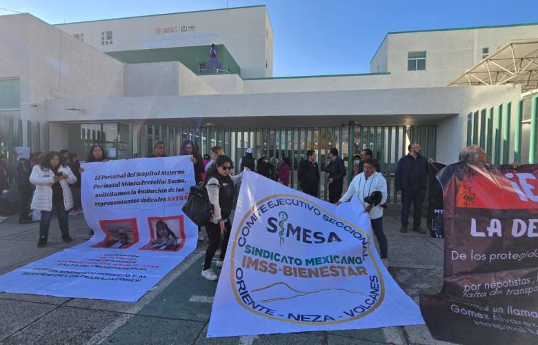 Bloquea personal médico el Paseo Tollocan para denunciar irregularidades