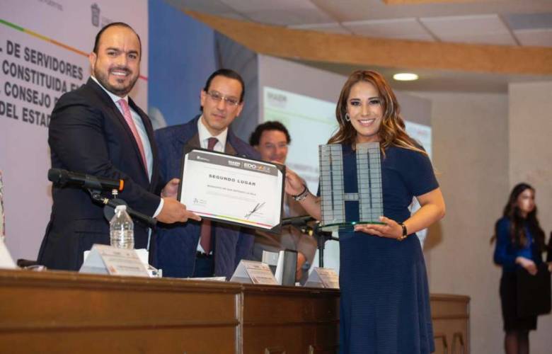 Recibe Liz Sandoval Premio estatal al Esfuerzo Hacendario 2022