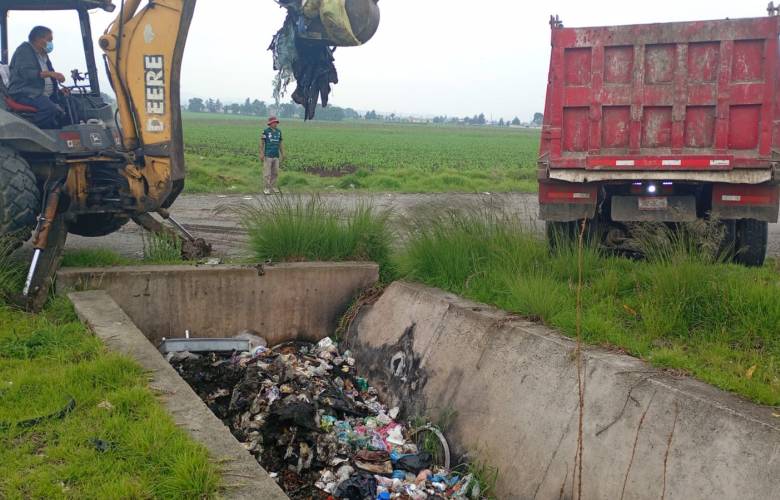 Inicia Toluca investigación por tiradero de pollos putrefactos en San Pablo Autopan