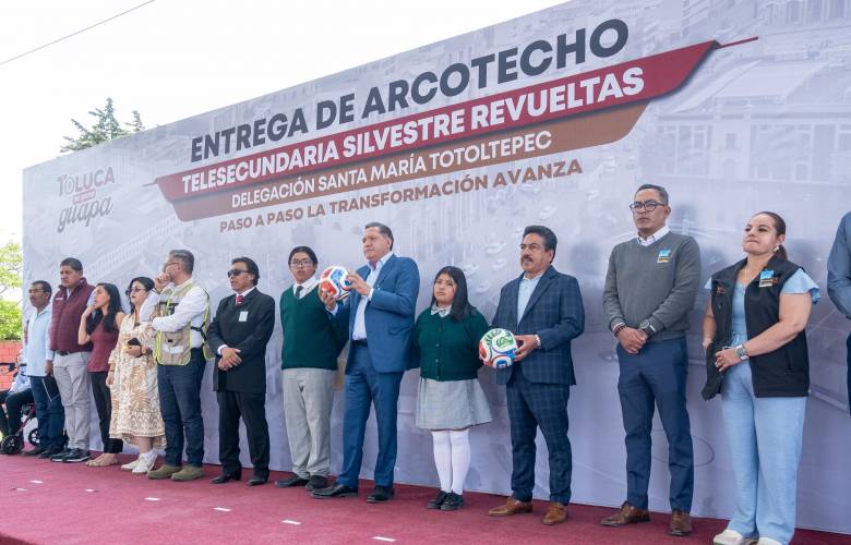 Entrega Ricardo Moreno arcotecho en telesecundaria de Santa María Totoltepec